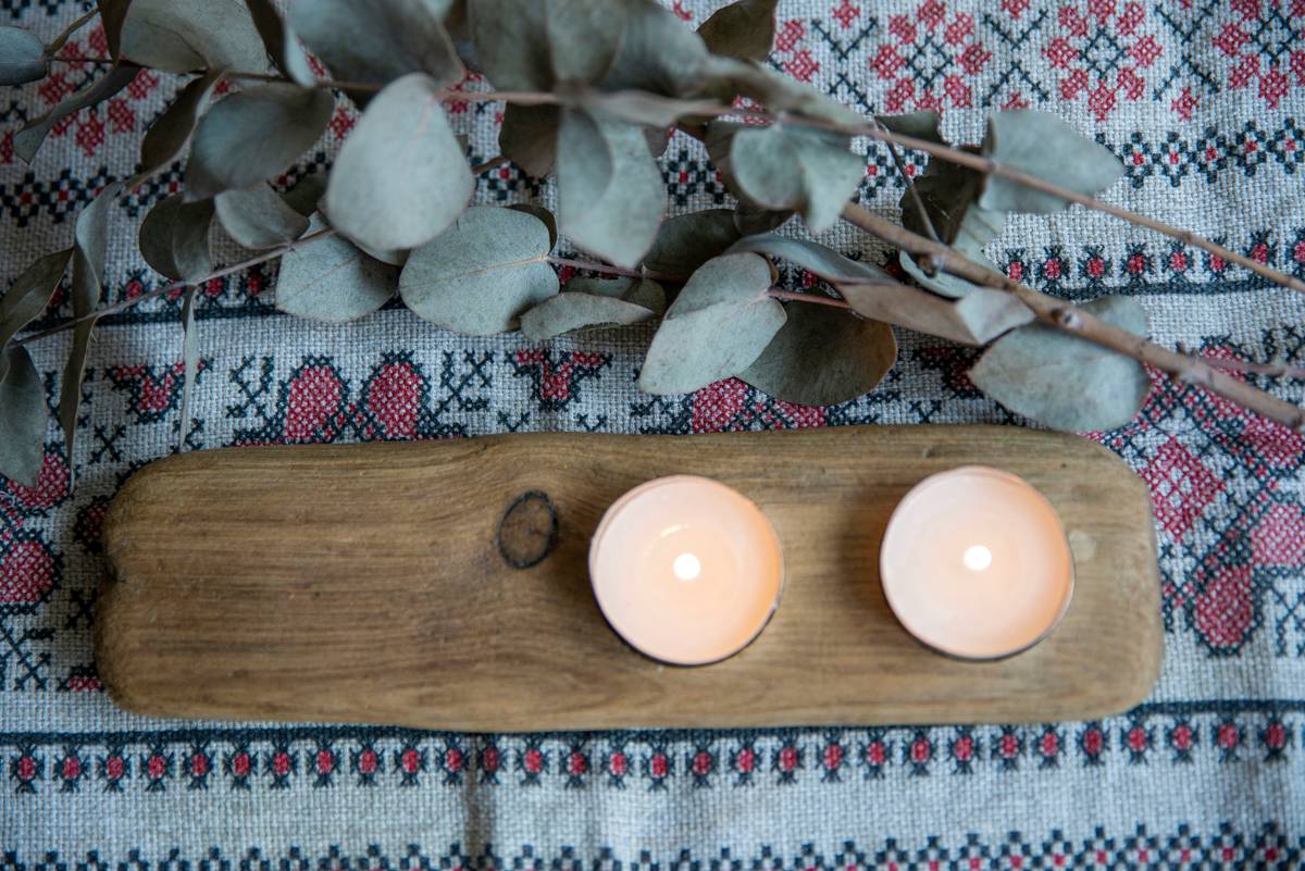 Minimalist candle holder ideas diy using reclaimed wood and brass fittings on a dining table